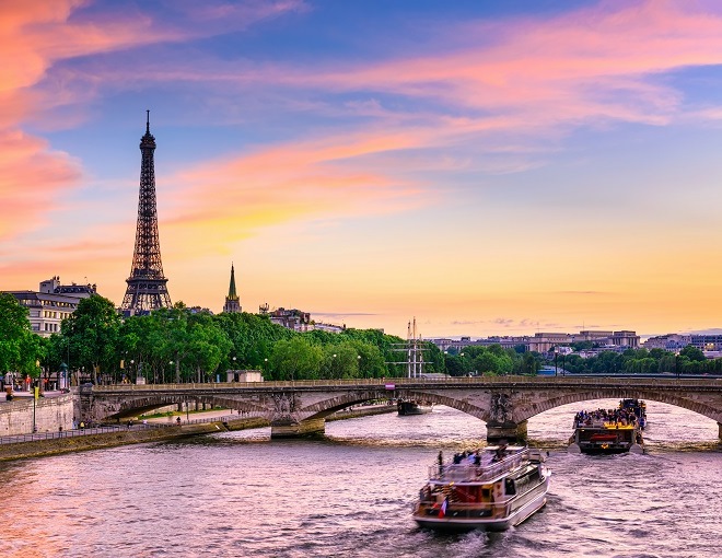 El Río Sena a su paso a los píes de la Torre Eiffel (París) SENA CRUCEROS PARIS SENA CRUCEROS FRANCIA SENA CRUCEROS FLUVIALES SENA CREUERS SEINE CRUISES CRUCEROS FRANCIA